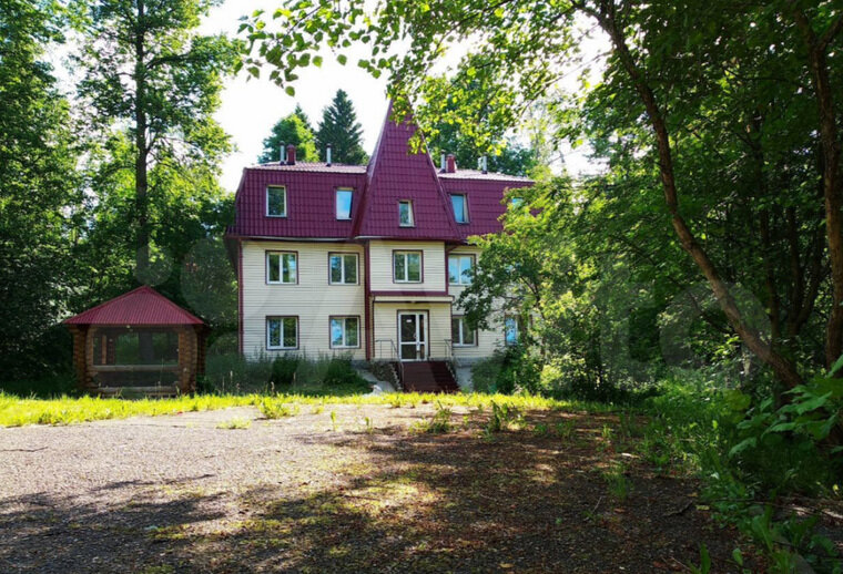    На территории базы есть семь отдельно стоящих коттеджей