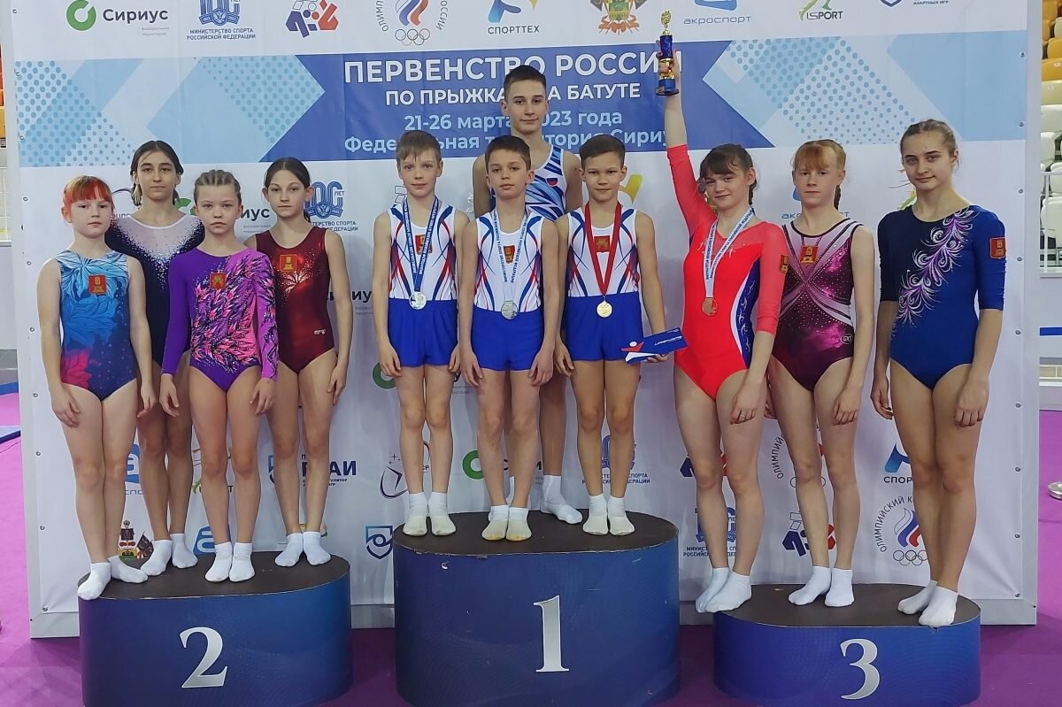 Девочка на акробатической дорожке