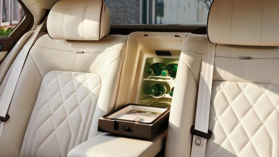 Холодильник в салоне Volkswagen Phideon