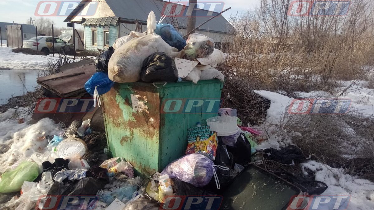    В селе Мазуровка Оренбургского района несколько недель не вывозят мусор из-за отсутствия подъездных путей
