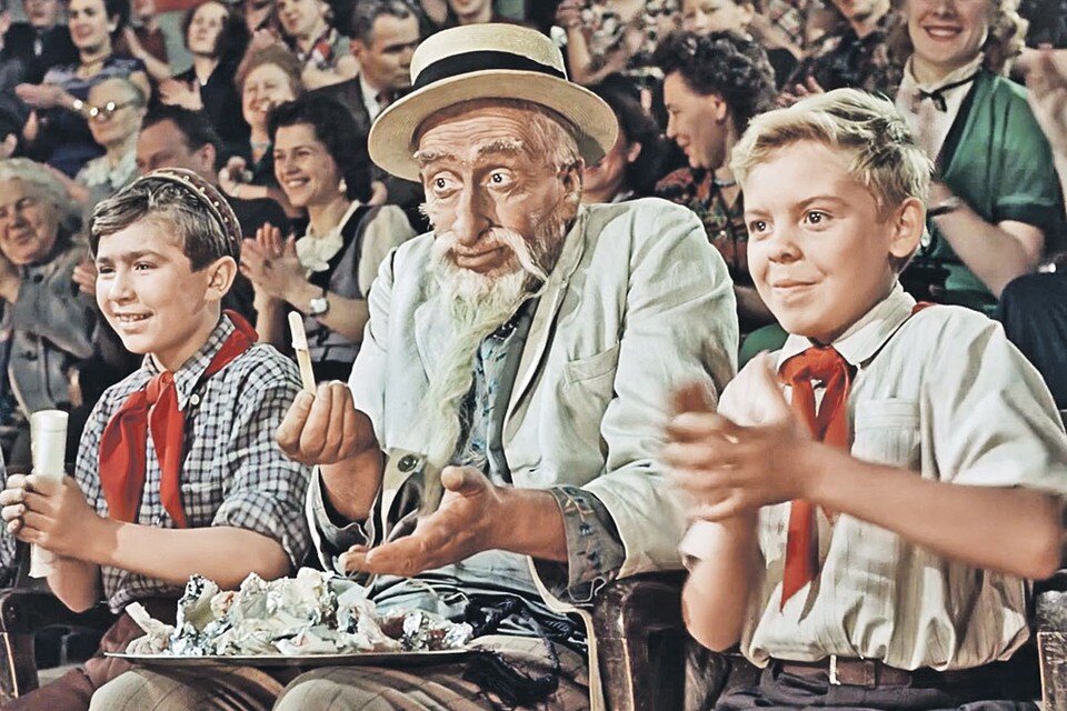 В советском цирке возрастного ценза не было в принципе: пускали и стар, и млад, кадр из фильма «Старик Хоттабыч», источник placepic.ru