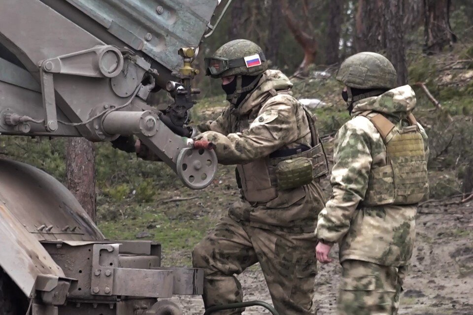    Военнослужащий Западного военного округа (ЗВО) ВС РФ во время работы реактивной системы залпового огня "Град" в зоне проведения специальной военной операции. Фото: Пресс-служба Минобороны РФ/ТАСС
