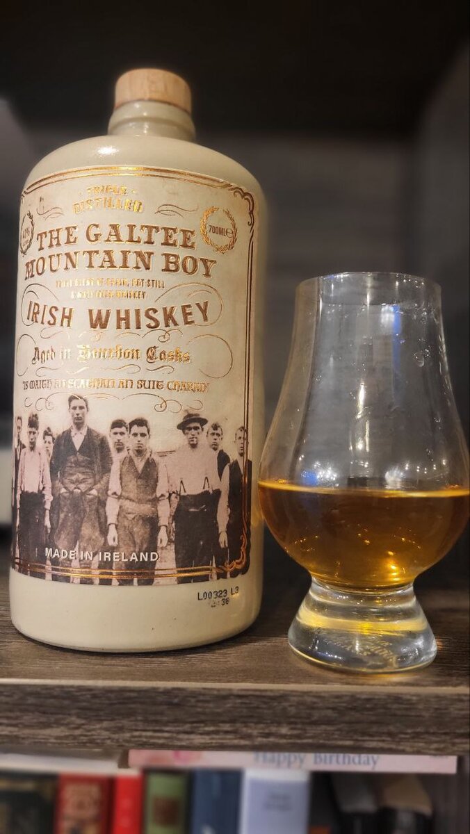 Виски galtee mountain. Galtee Mountain boy виски. Виски "the Galtee Mountain boy" Irish Whiskey, 0.7 л. Виски зе галти Маутинс бой 0.7. Виски the Galtee Mountain boy 0,7 л.