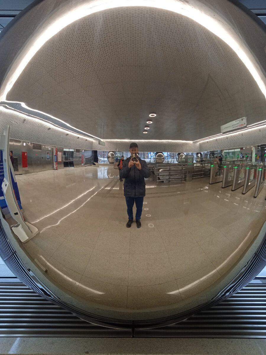 Автор в метро