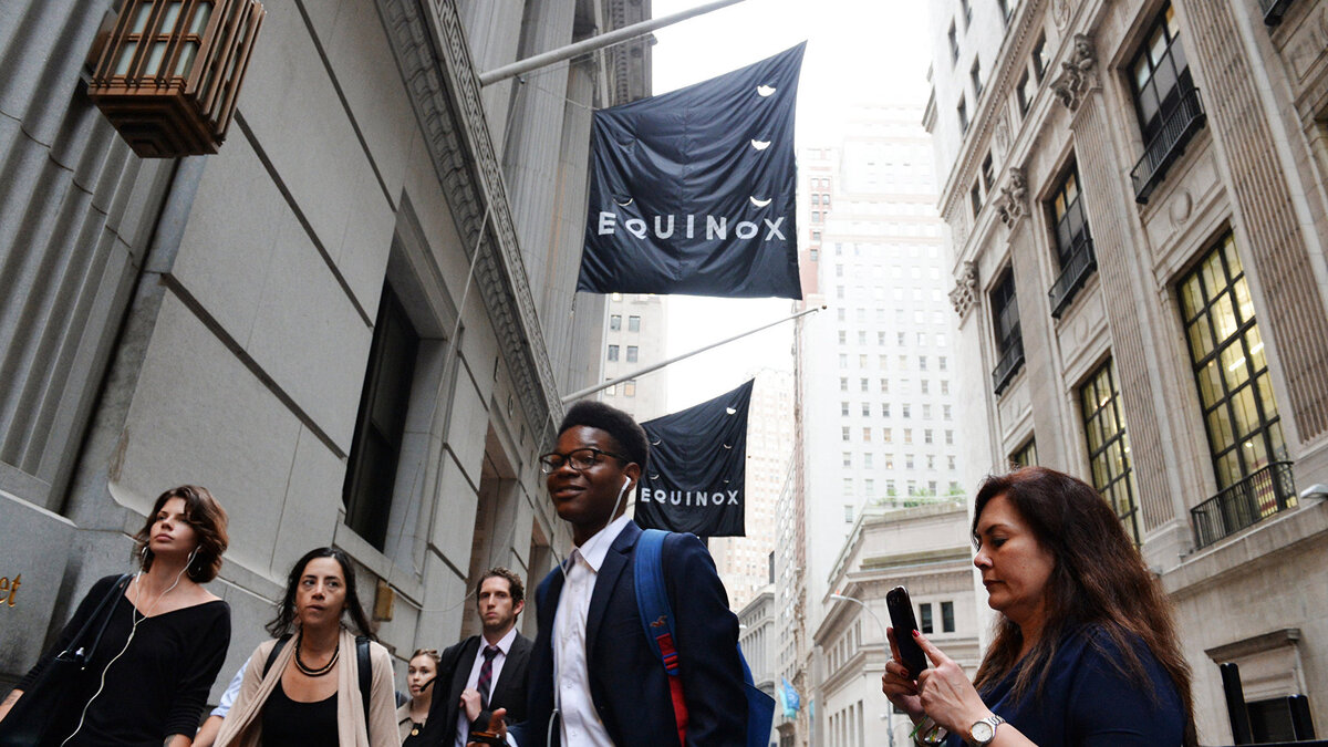    Прохожие на улице Уолл-стрит в Нью-Йорке.© РИА Новости . Наталья Селиверстова