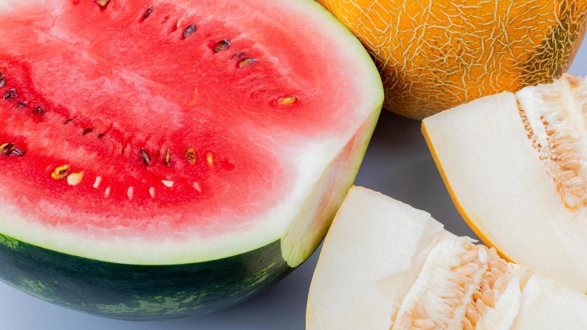    Разрезанный арбуз и дыня:Freepik / stockking