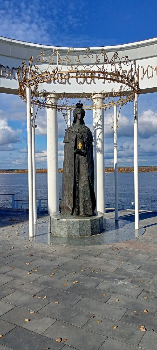 Набережная Мар.Посада. Памятник императрицы Марии-покровительницы города.