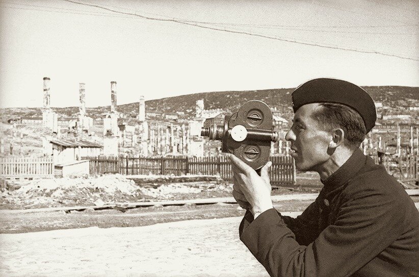 Август 1942. Кинооператор Владислав Владиславович Микоша снимает разрушенный город Мурманск