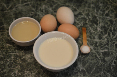 ШАГ 1:
Подготовьте все необходимые продукты. Яйца берите покрупнее, желательно использовать домашние яйца - они не только большие, но и имеют как правило яркий оранжевый желток, что придаст готовому омлету красивый цвет. Молоко берите натуральное, не важно какой процент жирности у него будет Вполне подойдет также и растительное молоко.