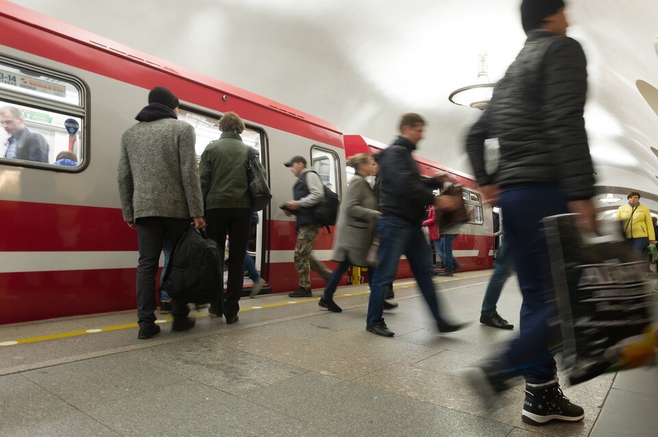 Что случилось в метро спб сегодня утром. Поезд метро. Метро электричка. Красная линия метро СПБ. Метро в движении.