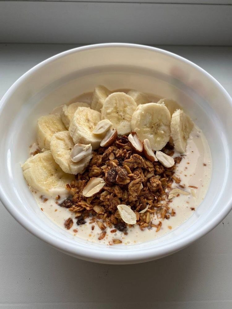 Ингредиенты: 
Овсяные хлопья
120 гр.
Сушеный инжир
3 шт.
Изюм
3 ч.л.
Миндаль
10 шт.
Банан 1 шт.