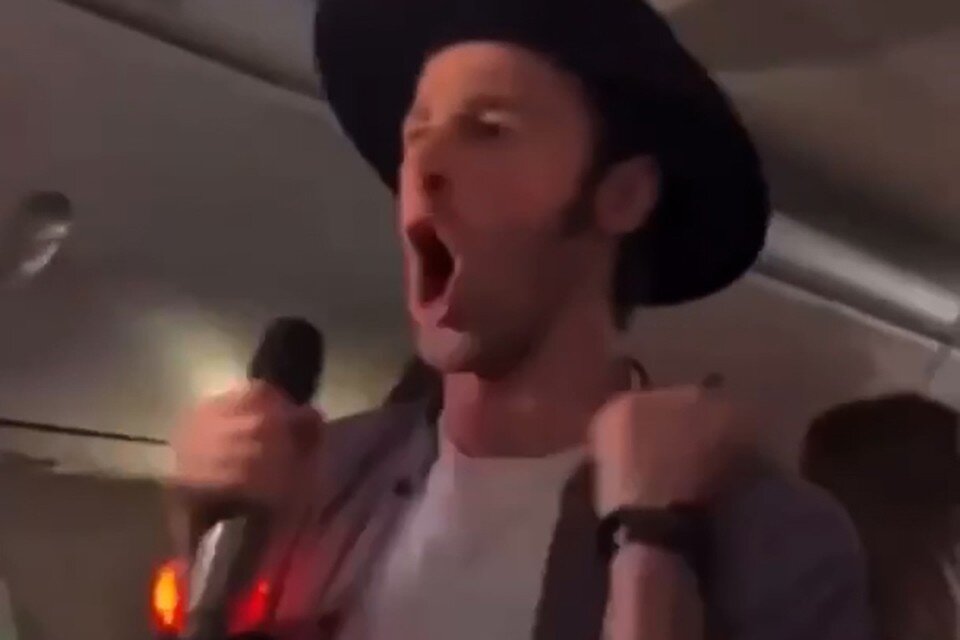     Тусовщиками на борту самолета были профессиональные сноубордисты и горнолыжники.