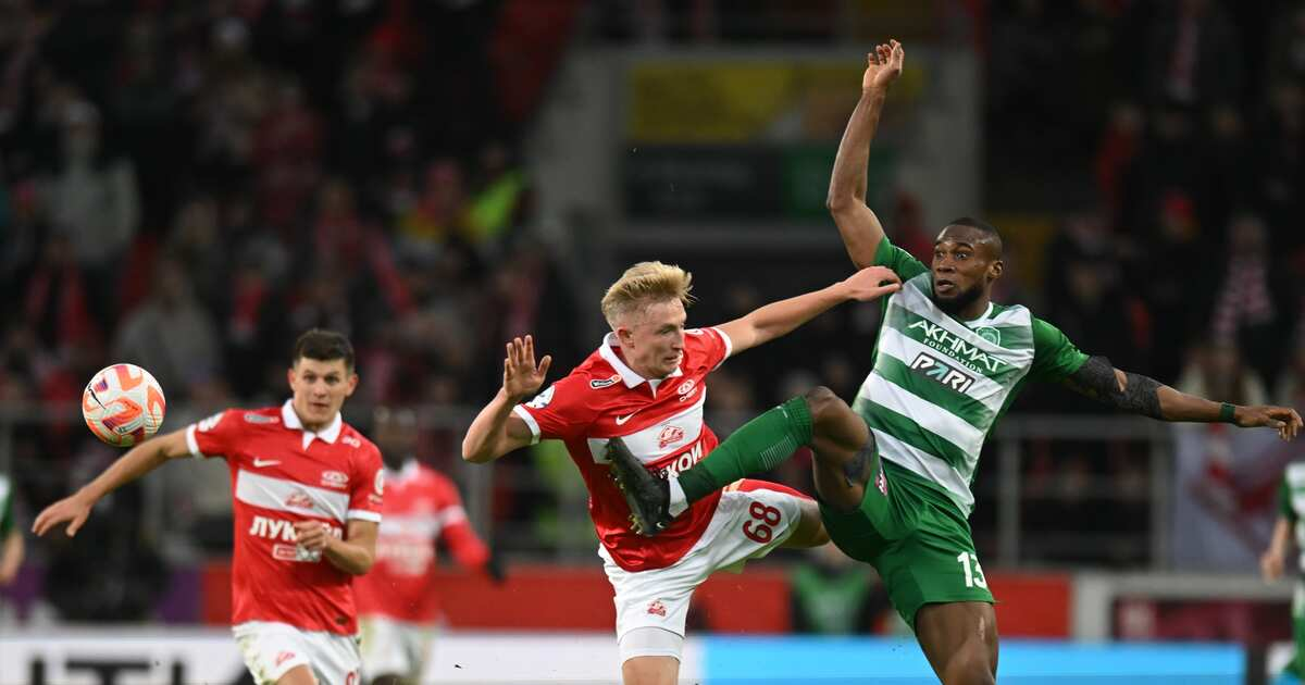 Защитники "Спартака" Литвинов и Хлусевич держат оборону. Фото из интернета.