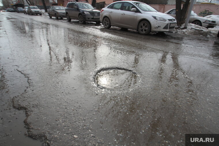    Очевидцы предположили, что под водой был открытый люк