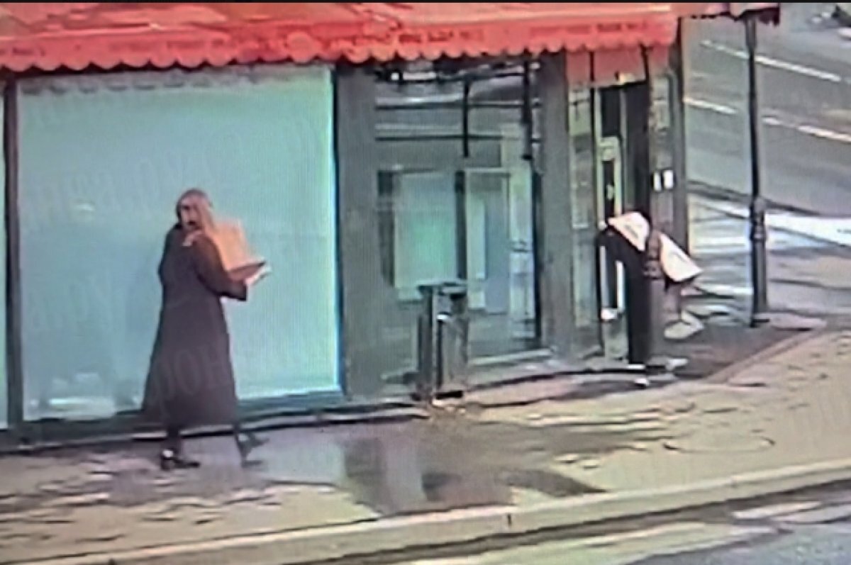    Опубликовано видео, как подозреваемая в убийстве Татарского входит в кафе