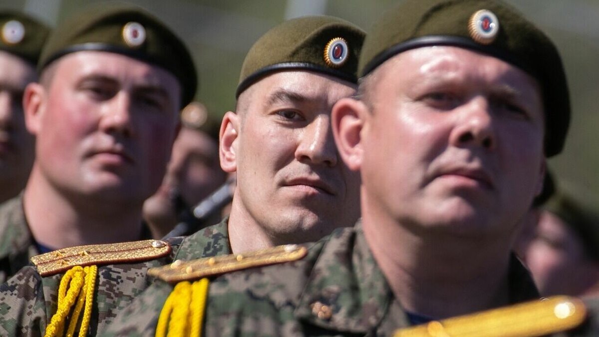     1 апреля в Тюменской области начался весенний призыв. Известно, что сейчас работают 27 призывных комиссий, через которые пройдут более 10 тысяч мужчин в возрасте от 18 до 27 лет. Комиссию по призыву возглавляет губернатор области Александр Моор.