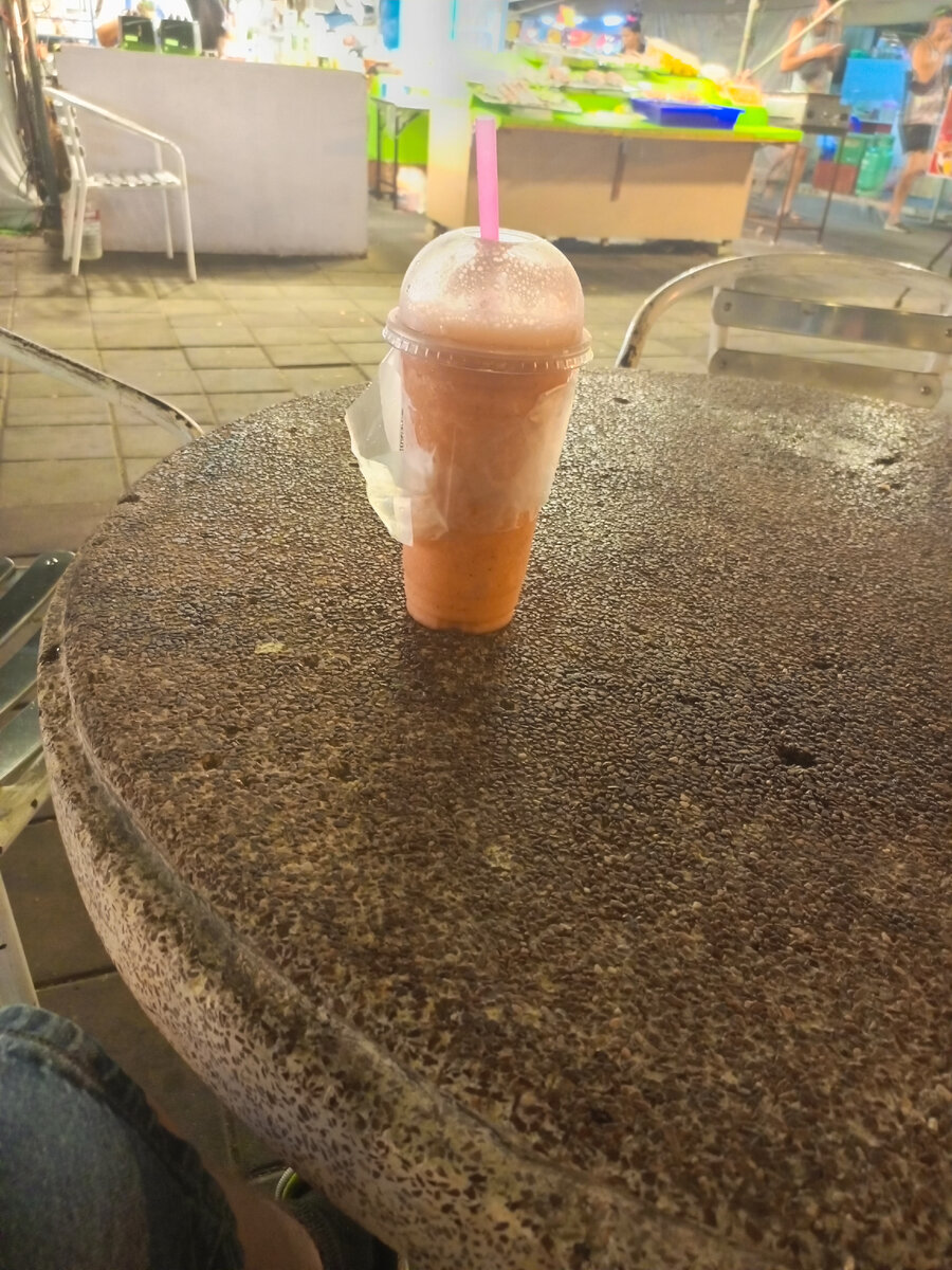 Изображение принадлежит автору канала.
Стоимость такого стакана фруктового смузи 30 бат