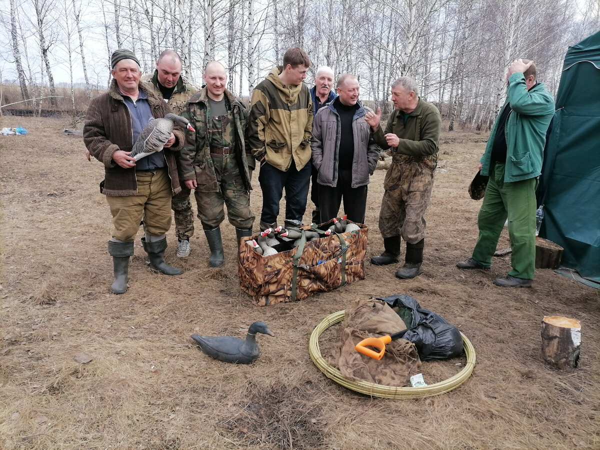 Обсуждаем планы какие места нужно дооборудовать. Сравниваем старые и новые чучела - небо и земля.