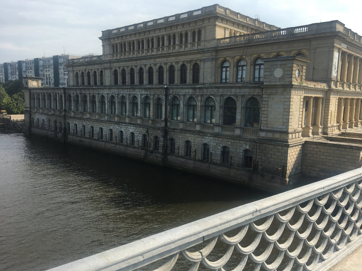 Музей изобразительных искусств.  Вид со стороны реки Преголя.