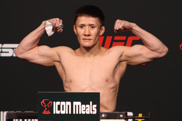 Американский боец наилегчайшего веса (до 57 кг) UFC Натан Манесс сообщил, что не выступит на турнире UFC 288, в рамках которого он должен был сразиться с казахстанцем Жалгасом Жумагуловым.
«Я получил травму на вечерней тренировке в понедельник и не выступлю 7 мая. Мне порекомендовали провести операцию. В настоящий момент я обсуждаю альтернативу со специалистами UFC», – написал Манесс в социальных сетях.
Жалгасу Жумагулову 34 года. Боец дебютировал в сильнейшей организации мира в июне 2020 года и провёл шесть поединков, в пяти из них потерпев поражение. В своём последнем бою, состоявшемся в ноябре на турнире UFC Fight Night 215, казахстанец уступил раздельным судейским решением американцу Чарльзу Джонсону.