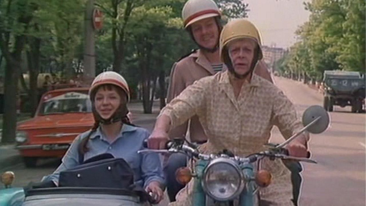 Кадр из фильма "У матросов нет вопросов" взят для иллюстрации из Яндекс Картинки.  