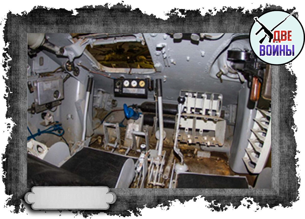 Рабочее место мехвода в танках Т-34. Ноги на полу. Фото в открытом доступе.