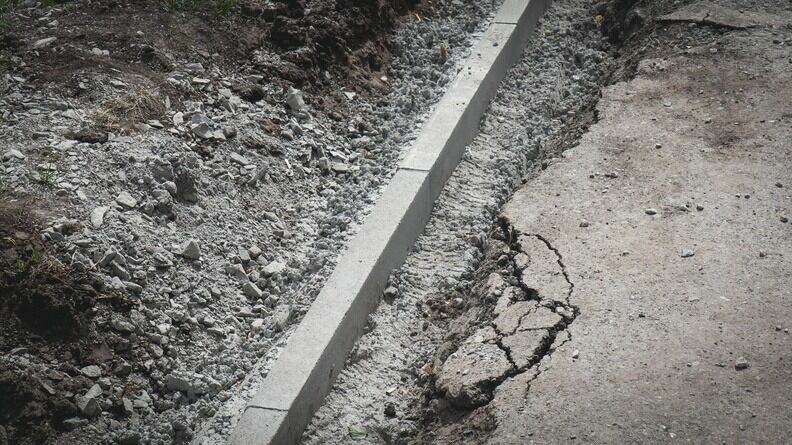     В Чите В 2021 году во дворе дома по ул. Белорусская, 40 в Сосновом Бору уложили новый асфальт. Но, по словам жителей, практически сразу покрытие треснуло и вспучилось.