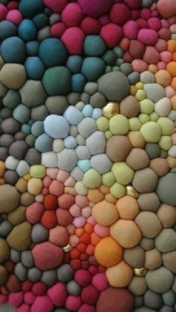 Похоже на круглые камешки на берегу моря