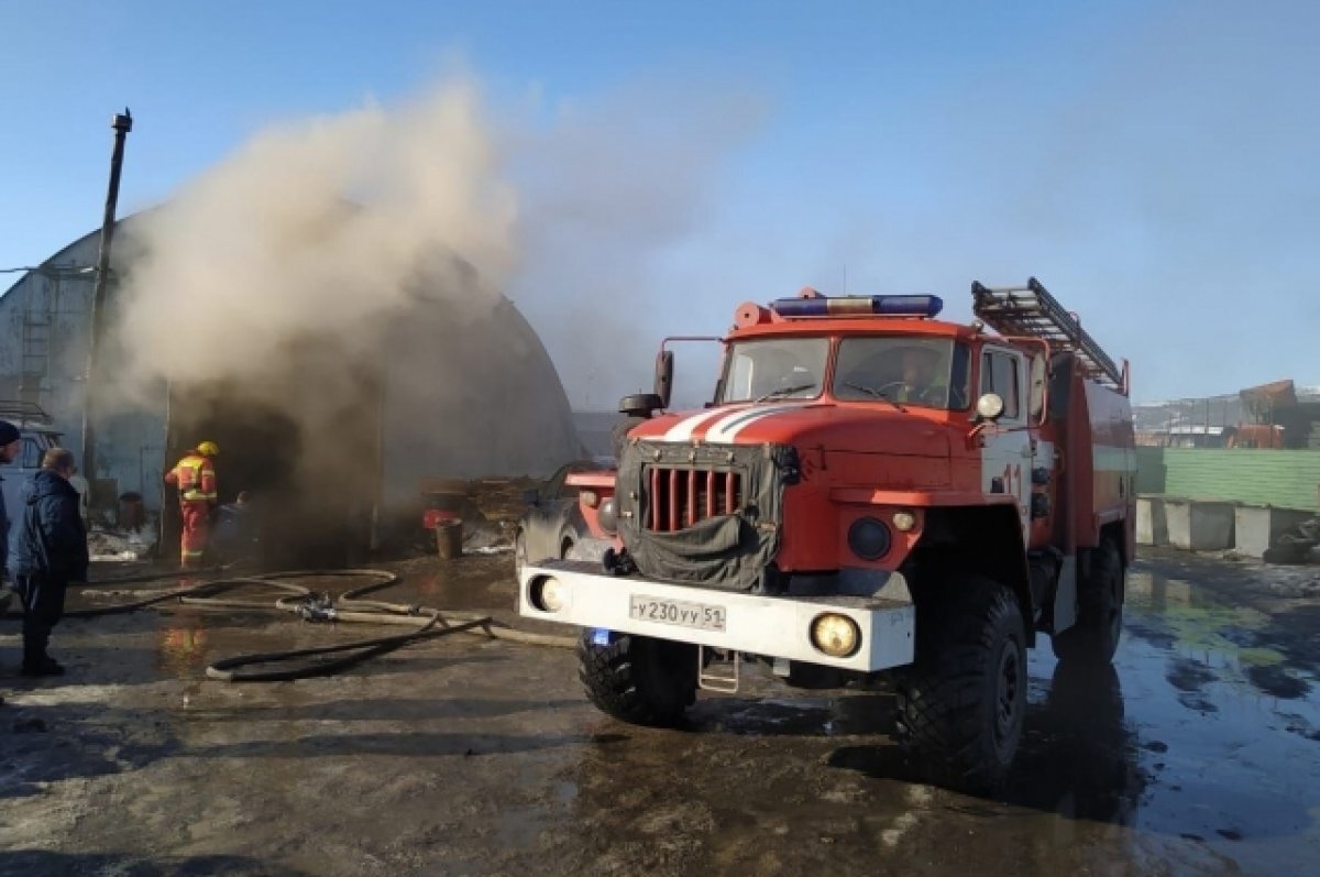    В Ленинском районе Мурманска потушили ангар