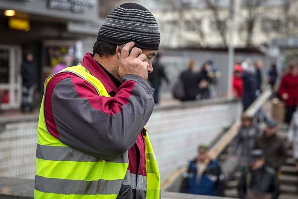 Мигрант из Средней Азии в Москве,