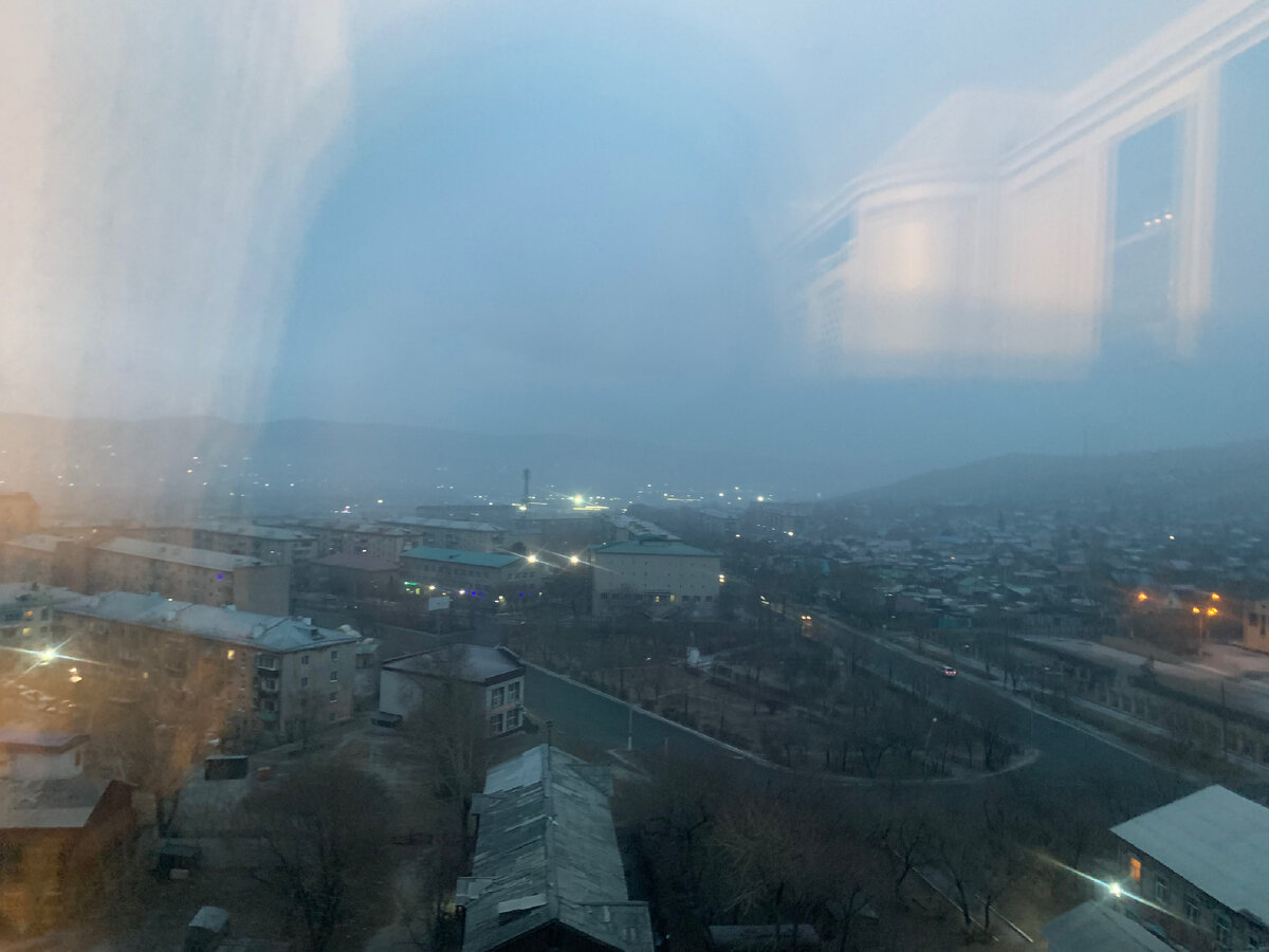 Вид из окна. Кажется, снег собирается.