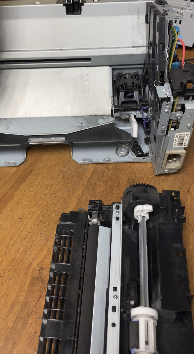 Отпавшая от картриджа деталь (чёрная, в правом углу принтера) 