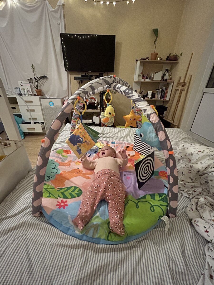 Ася и её первые игрушки! 