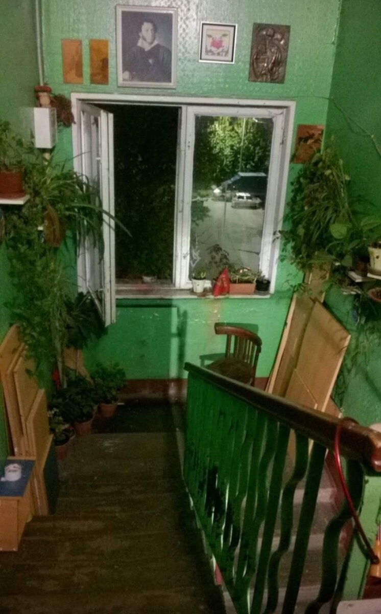 Обуюченный подъезд хрущёвки с витыми перилами и деревянными поручнями. Фото с просторов интернета.