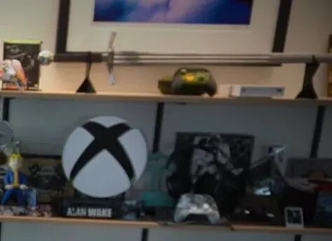 Размытый Xbox Keystone едва ли больше контроллера Xbox Elite и Xbox Keystone, улучшенный с помощью "магии" искусственного интеллекта.