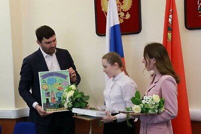    Награждение школьников за победу в конкурсе «Экоплакат» ©Артем Ульянов