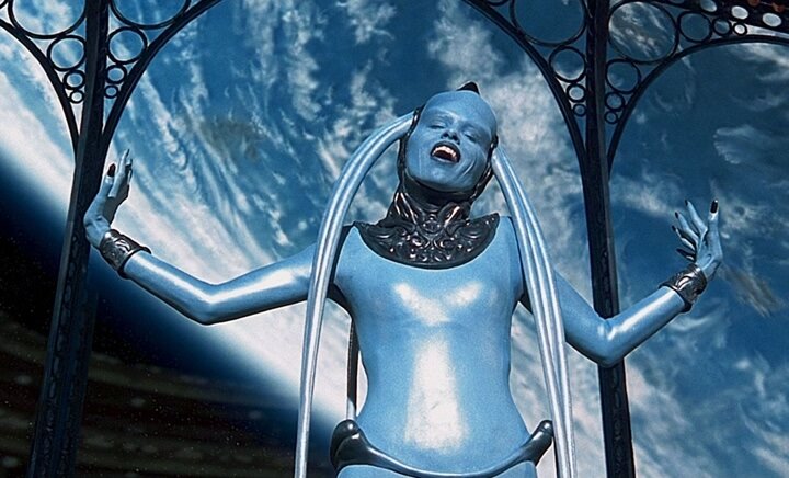 Выступление Плавалагуны - кадр из фильма "Пятый элемент"