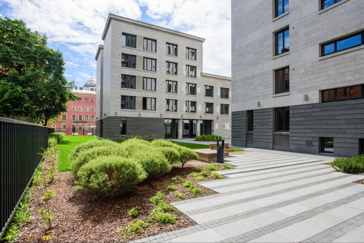 Futurist — клубный дом на Петроградской стороне, построенный по проекту известного архитектора Евгения Герасимова. Это семь корпусов с отделкой из юрского мрамора и изящными фасадными розеттами в стиле ар-деко. Входную группу украшают работы известного скульптора Дмитрия Жукова. Листайте галерею, чтобы увидеть больше фотографий.