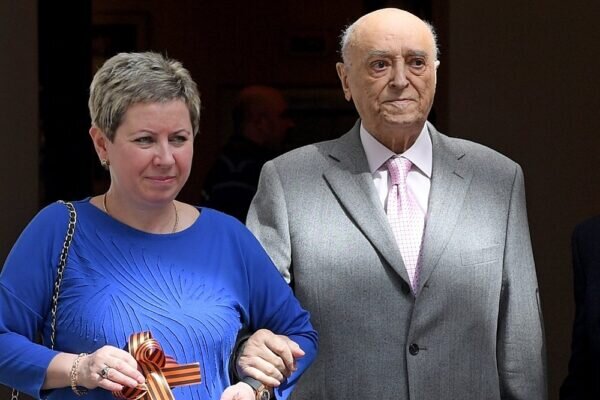    Владимир Этуш с женой Еленой, фото: cdnstatic.rg.ru