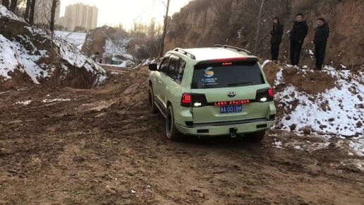 Понты не помогли! Крузак не доехал до бездорожья и застрял на ровном месте!