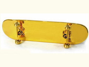 Этот самый дорогой скейтборд в мире, полностью покрытый чистым золотом, продается за 15 000 долларов.

Вся доска покрыта чистым золотом и все еще работает хорошо, несмотря на его драгоценную окраску, сообщает Day.Az со ссылкой на The Daily Mail. Но покупателю этой доски придется носить специальные перчатки, чтобы избежать смазывания покрытия. Для производителей скейтборда было особенно важно, чтобы средство передвижения не утратило своей функциональности, и это им удалось. Но только вот золотой скейт весит порядка на 80% больше, чем обычный.