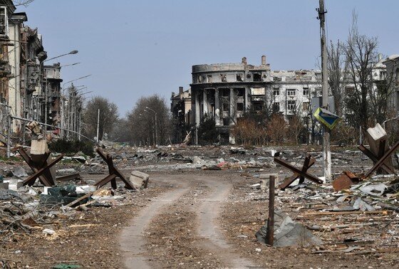    Вид на разрушенные здания на площади Свободы в Артемовске