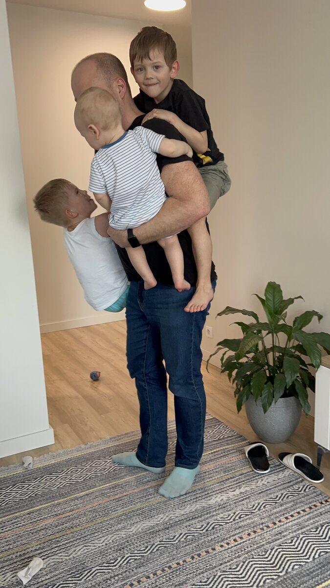 Кирилл вот так примерно всегда выглядит - весь в детях)