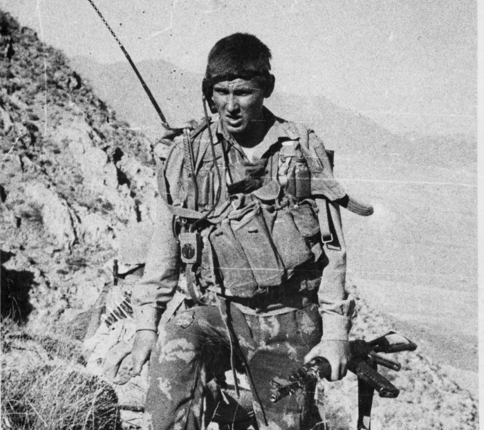 Советский разведчик в горах Афганистана