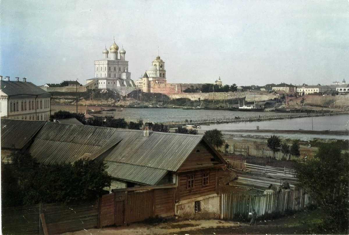 Это, похоже, перед нынешним Театром кукол, бывшей моленной Поморского беспоповского согласия, построенной Батовым