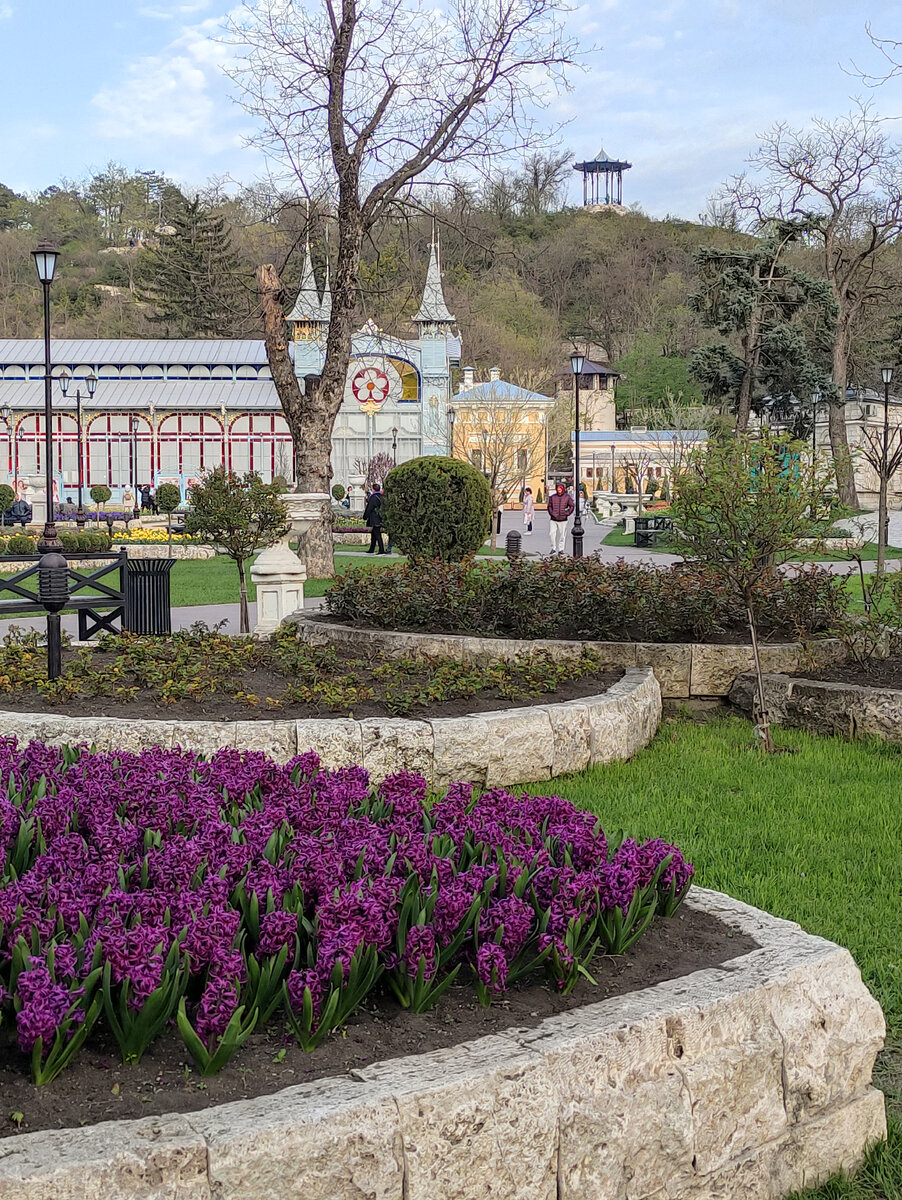 памятник в парке цветник в пятигорске