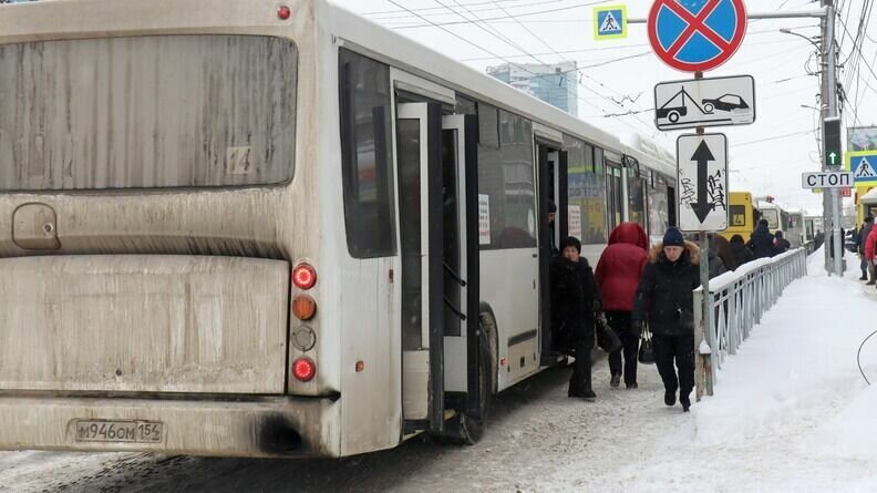     Восемь междугородних автобусов отменили из-за погоды. Тем не менее, аэропорт работает в штатном режиме.