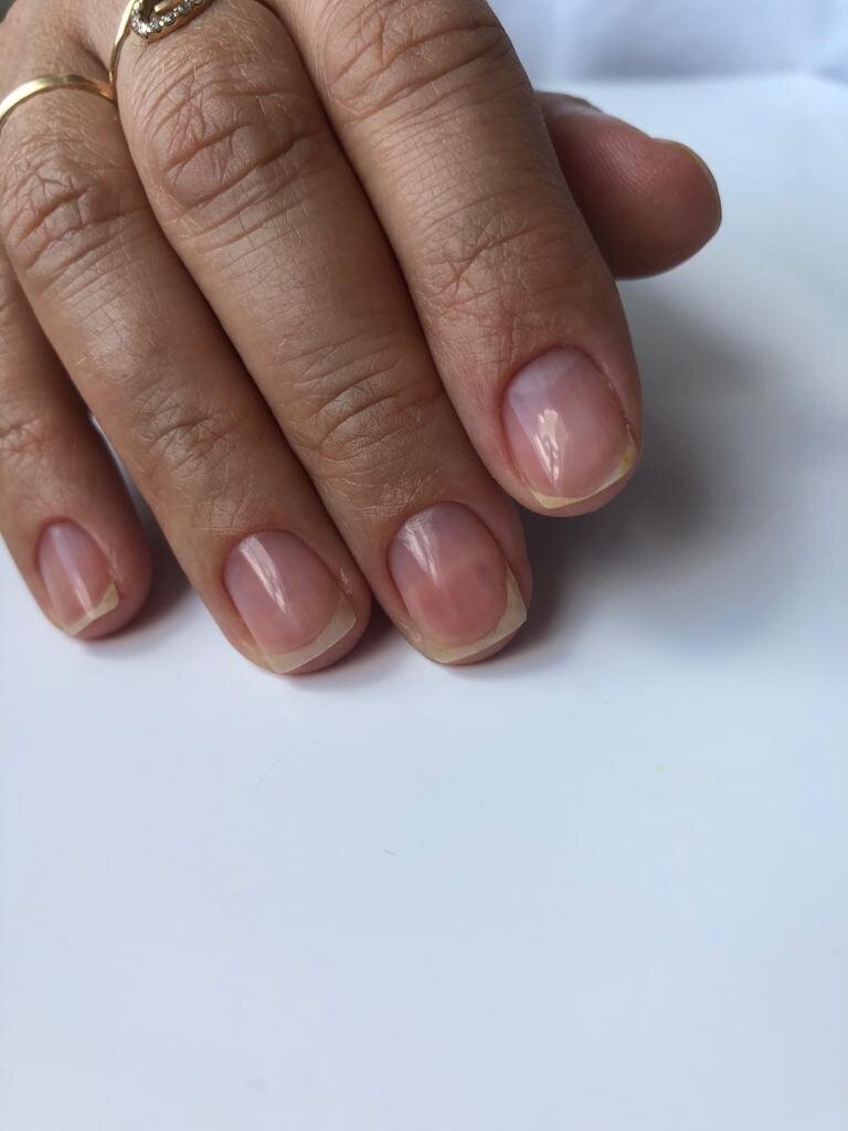 Перманентные ногти. Глянцевание ногтей. Японское глянцевание ногтей. Рука с ногтями. Перманентный маникюр.