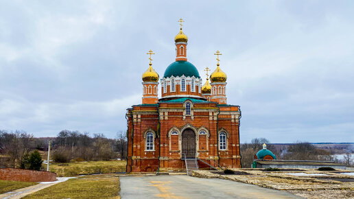 Липецкая область, село Сезеново. Огромный пруд и монастырь с красивыми храмами