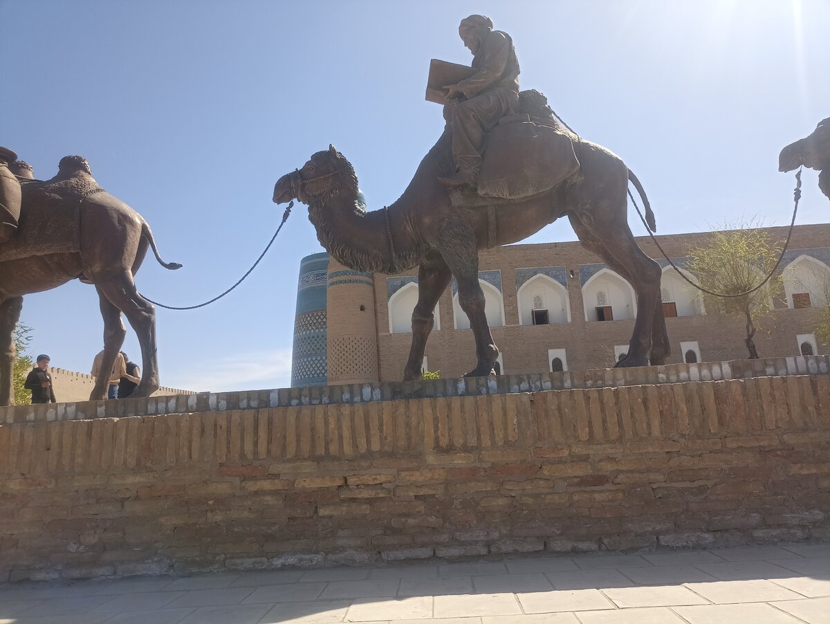 Вот такая скульптура в виде каравана. 